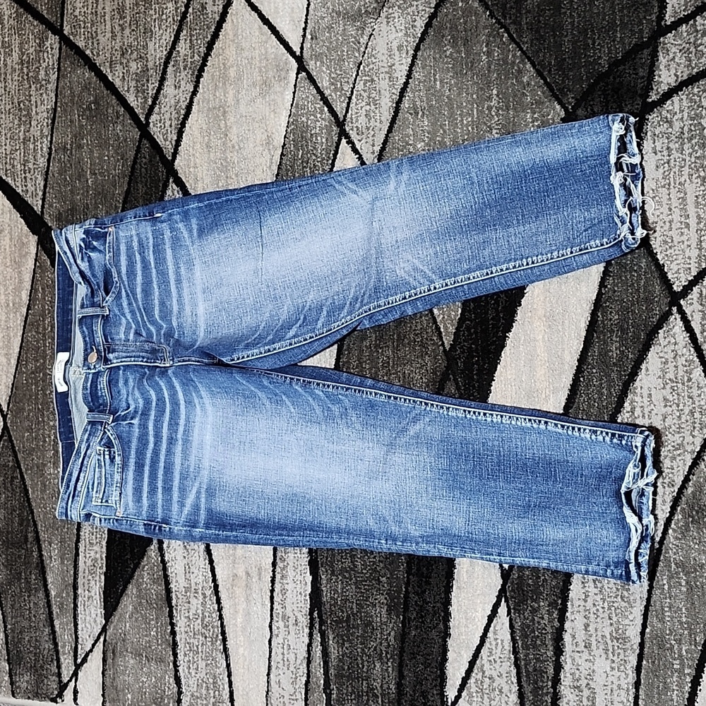 BKE PAYTON EMBROIDERED DISTRESSED UNIVERSAL FIT MID-RISE CROPPED DENIM J… - Picture 4 of 13